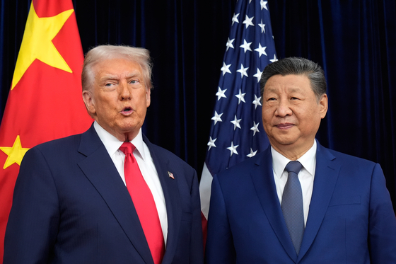 ドナルド・トランプ米国大統領と習近平中国国家主席が10月30日、金海（キムヘ）空港の「ナレマル」に設けられた会談場で顔を合わせている。［AP＝聯合ニュース］