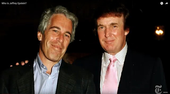 1997年当時、不動産事業家だったドナルド・トランプ氏（右）が、ヘッジファンドマネージャー出身の億万長者ジェフリー・エプスタイン氏と撮った写真。［YouTube キャプチャー］