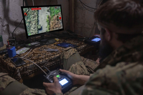   地上ドローンを運用するウクライナ軍人 ［AP＝聯合ニュース］