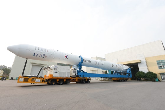 19日、全羅南道高興の羅老宇宙センター組み立て棟で研究陣がヌリ号打ち上げに向けた組み立てを進めている。［写真 韓国航空宇宙研究院＝ニュース1］