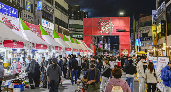 2025原州（ウォンジュ）マンドゥ（韓国餃子）まつりが24日、原州中央洞（チュンアンドン）伝統市場および文化の通り、園一路（ウォンイルロ）一帯で開幕した。会場に並んだ各種マンドゥが来場者の目を引き、人々でにぎわった。イベントは26日までライブクッキングショーをはじめ、マンドゥクッキングクラス、マンドゥコンテスト、マンドゥづくり体験など、老若男女が楽しめる多彩なプログラムが準備されている。聯合ニュース