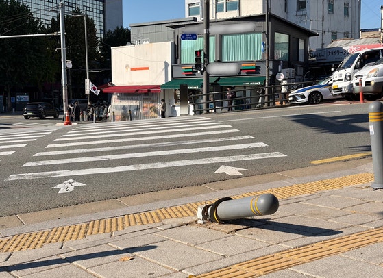 3日、ソウル鍾路区（チョンノグ）東大門駅（トンデムン）交差点の車道と歩道の間に設置されたボラード（車止め）が、事故の衝撃で曲がっている。［写真 聯合ニュース］
