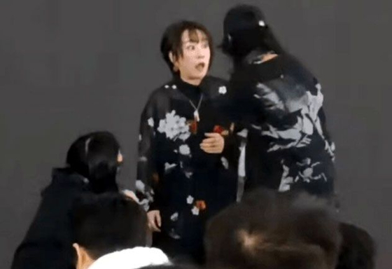  公演中に阻止された大槻マキさんの姿［X キャプチャー］