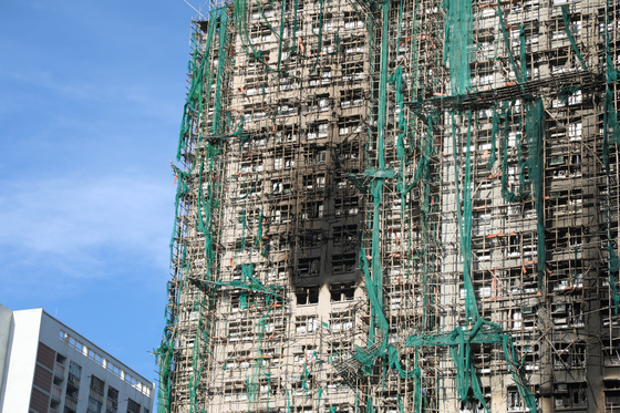 28日（現地時間）、大型火災が発生した香港北部大浦区の高層マンションの外壁が黒くなっている。 ［聯合ニュース］