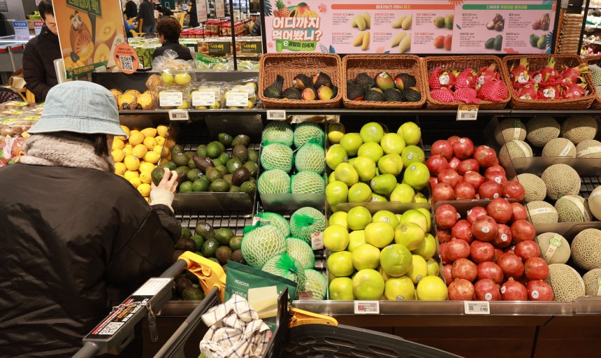 2日、ソウル市内の大型マートの輸入フルーツ販売台。［写真 聯合ニュース］