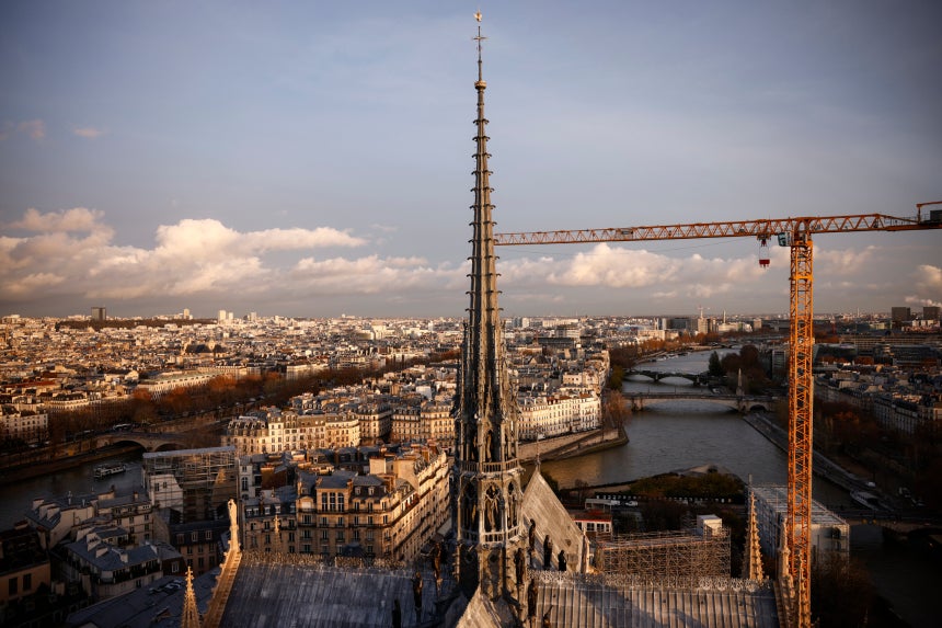 再開館から1年を迎えた4日（現地時間）、フランス・パリのノートルダム大聖堂の全景。2018年の惨事となった火災以降、ノートルダム大聖堂は昨年12月にミサと観覧のため再び一般公開された。［EPA＝聯合ニュース］