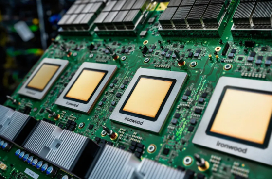 グーグルが今年発売した第7世代TPU「アイアンウッド」。アマゾンウェブサービス（AWS）が発表した最新チップのトレイニウム3は自社クラウド内だけで使用される。半面、グーグルはTPUの本格的な外部供給を推進中という。 ［写真 グーグル］