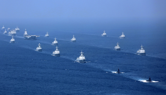   空母「遼寧」が護衛艦や潜水艦とともに航行している場面。新華・AP＝聯合