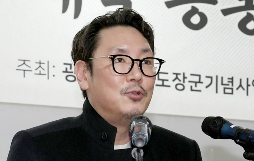 韓国の俳優チョ・ジヌン。写真は、チョ・ジヌンが1月15日午前、ソウル汝矣島（ヨイド）の光復会館で開かれた光復80周年記念ホン・ボムド将軍ドキュメンタリー映画『独立軍（仮題）』制作発表会で挨拶をしている様子。［ニュース1］