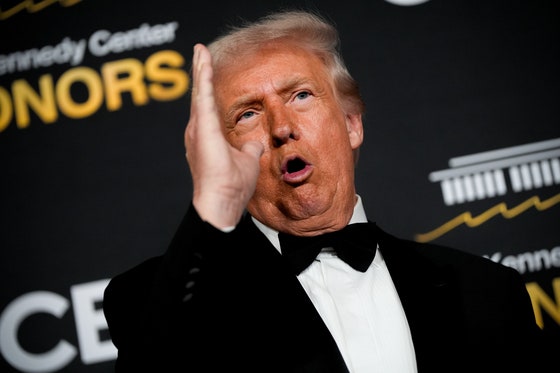  7日に米ワシントンDCで開かれた第48回ケネディセンター名誉賞受賞式に先立ちトランプ米大統領がレッドカーペットで発言している。［写真 AP＝聯合ニュース］