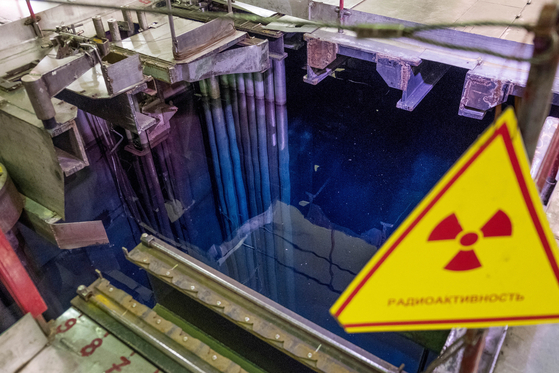ウクライナ・チェルノブイリ原発の使用済み核燃料貯蔵施設に、放射能危険標識が貼られている。［ロイター＝聯合ニュース］