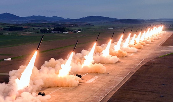 北朝鮮軍が昨年5月30日、超大型ロケット砲を動員した「威力示威射撃」を行う様子。朝鮮中央通信＝聯合ニュース