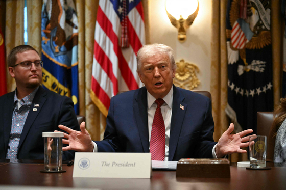 トランプ大統領は関税収入で低所得と中産層に2000ドルずつ支給すると明らかにした。［写真 AFP＝聯合ニュース］