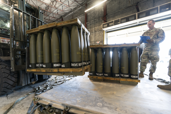   米ドーバー空軍基地でウクライナに送られる砲弾を点検する米空軍兵士 ［AP＝聯合ニュース］