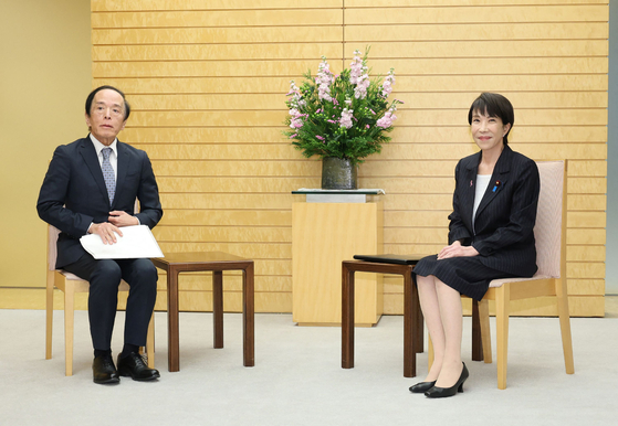 日本銀行の植田和男総裁と高市早苗首相。［写真 聯合ニュース］