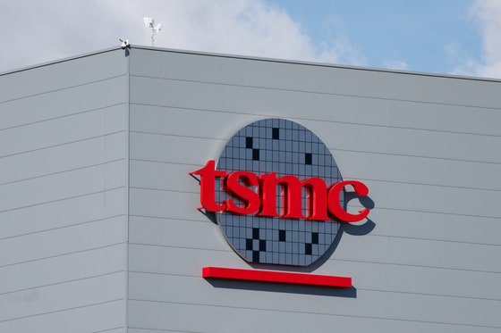  世界最大のファウンドリー（半導体受託生産）企業である台湾TSMCのロゴ。［写真 ロイター＝聯合ニュース］
