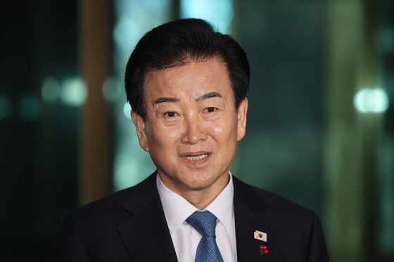 11日、政府ソウル庁舎に入る鄭東泳（チョン・ドンヨン）統一部長官 ［聯合ニュース］