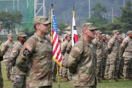 6月18日、京畿道東豆川市のキャンプケーシーで在韓米軍循環配備旅団の任務交代式が開かれている。［写真 聯合ニュース］