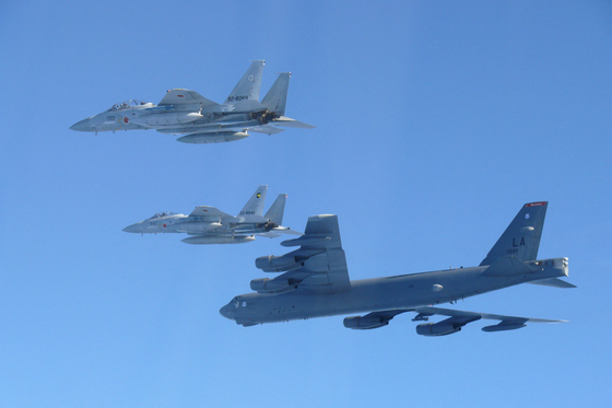 日本航空自衛隊第6航空団のF－15戦闘機が10日（現地時間）、米B－52爆撃機と東海（トンヘ、日本名・日本海）上空で合同軍事訓練を実施した。この写真は航空自衛隊が撮影し、統合幕僚監部が11日に公開した。 ［ロイター＝聯合ニュース］
