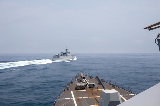 2023年6月3日、台湾海峡で米海軍駆逐艦の近くを航海する中国海軍駆逐艦 ［米海軍＝ロイター］