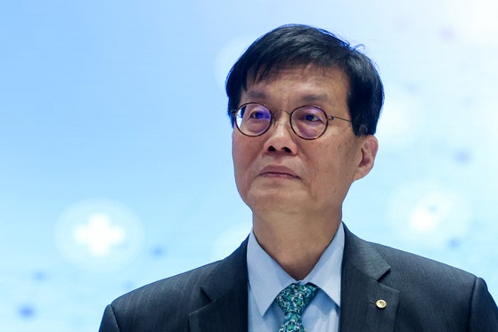 李昌鏞（イ・チャンヨン）韓銀総裁が11日、ソウル中区の韓銀別館で「超高齢社会にどう備えるのか？ 生涯末期医療を中心に」というテーマで開催された「2025韓国銀行－国民健康保険公団共同シンポジウム」で、先日亡くなった母の話をした。 ［聯合ニュース］