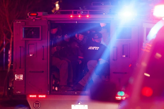 13日（現地時間）、米ロードアイランド州プロビデンスのブラウン大学で銃撃事件が発生し、現場に到着した警察 ［AP＝聯合ニュース］