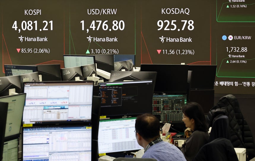 15日、ソウル中区（チュング）ハナ銀行ディーリングルームにKOSPI指数が表示されている。 ［聯合ニュース］