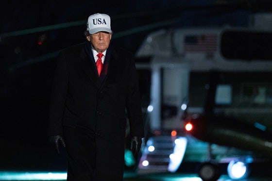 トランプ大統領が13日、ホワイトハウスに到着し南側の芝生を歩いている。［写真 AP＝聯合ニュース］