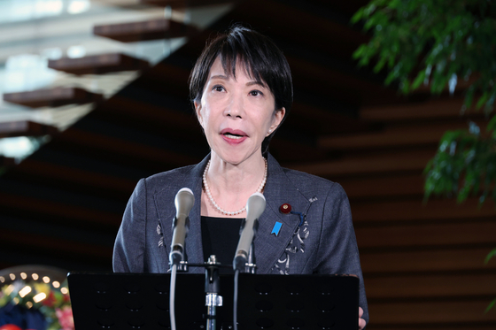9日、首相官邸で記者の質問に答える高市早苗首相 ［EPA＝聯合ニュース］