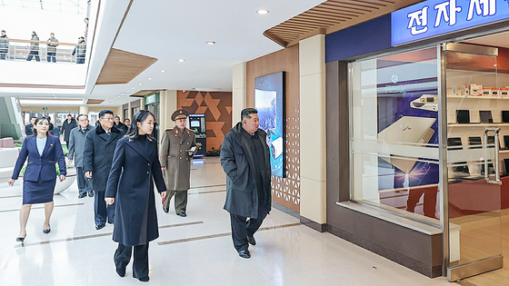 北朝鮮の金正恩（キム・ジョンウン）国務委員長が15日、江東郡（カンドングン）地方工業工場竣工式に出席し、総合奉仕所を視察している。［労働新聞＝ニュース1］