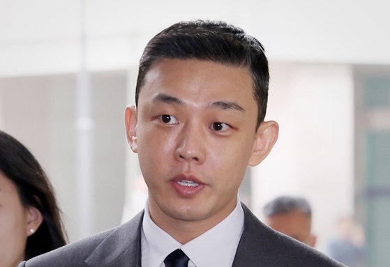 麻薬常習使用の疑いで不拘束起訴された俳優ユ・アイン（本名・オム・ホンシク）が、昨年4月16日午後、ソウル市瑞草区（ソチョグ）のソウル中央地裁で開かれた第4回公判に出廷した。［ニュース1］