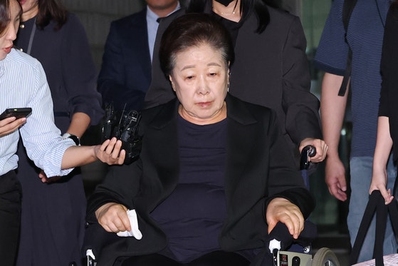 統一教の韓鶴子（ハン・ハクジャ）総裁が、9月にソウル中央地裁で、尹錫悦（ユン・ソクヨル）前大統領夫妻に統一教の懸案を請託したという疑惑に関する拘束前被疑者審問を終え、待機場所であるソウル拘置所へ向かっている。ニュース1