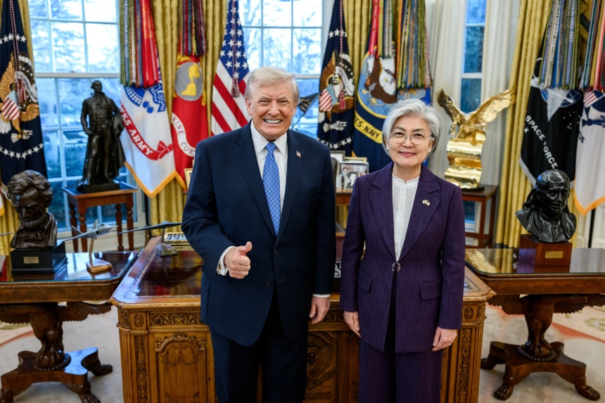 トランプ大統領と記念撮影した康京和（カン・ギョンファ）駐米大使 ［写真 ホワイトハウス提供］