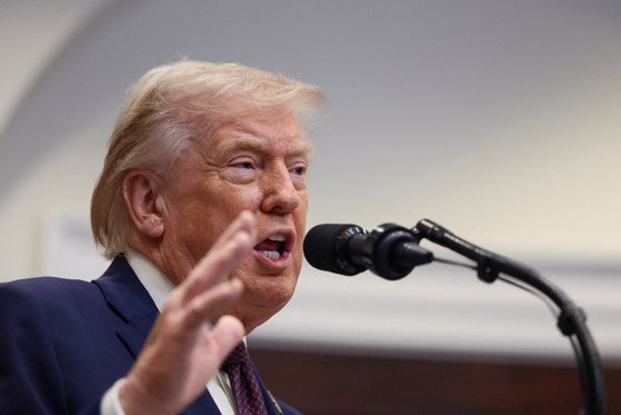 ドナルド・トランプ米国大統領が19日（現地時間）、米国ワシントンのホワイトハウスで、ジェスチャーを交えながら薬価引き下げを発表している。ロイター＝聯合ニュース
