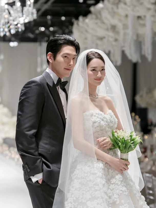 俳優キム・ウビン（左）と女優シン・ミナの挙式の様子。ニュースN