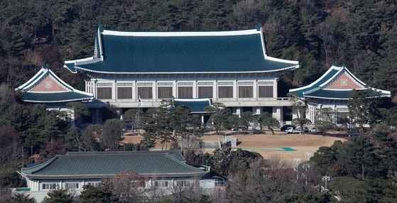 大統領室が青瓦台（チョンワデ）への順次移転を進行中の21日、政府ソウル庁舎から眺めた青瓦台 ［ニュース1］