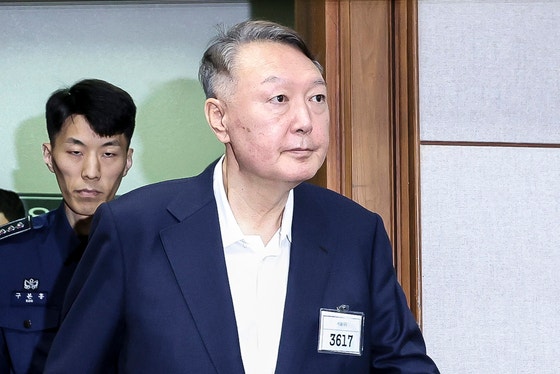 尹錫悦（ユン・ソクヨル）前大統領が9月26日、ソウル瑞草区（ソチョグ）のソウル中央地裁で開かれた特殊公務執行妨害、職権乱用による権利行使妨害などの容疑事件の初公判に出廷している。［ニュース1］