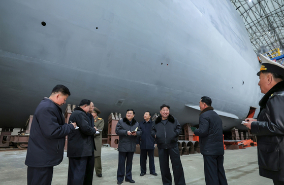 北朝鮮の金正恩（キム・ジョンウン）国務委員長が核動力戦略誘導弾潜水艦建造実態を視察する姿が今年3月8日付の労働新聞に掲載された。 ［労働新聞 キャプチャー］