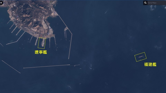   衛星写真で撮影された中国青島港に停泊する中国1号空母「遼寧」と3号空母「福建」 ［フェイスブック キャプチャー］