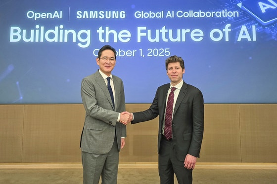 サムスン電子の李在鎔会長が10月にサムスン電子瑞草社屋で開かれたグローバルAI核心インフラ構築に向けた相互協力意向書締結式でオープンAIのサム・アルトマン代表と握手している。［写真 サムスン電子］