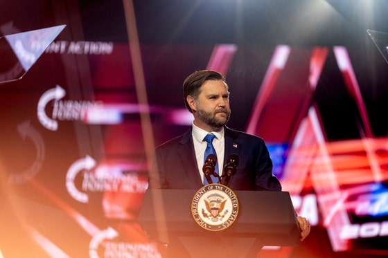 J・D・バンス米副大統領（右）が21日（現地時間）、米青年保守団体「ターニングポイントUSA（Turning Point USA）」がアリゾナ州フェニックスで開催した年次行事「アメリカファースト2025’で演説をして演説している。［ロイター＝聯合ニュース］