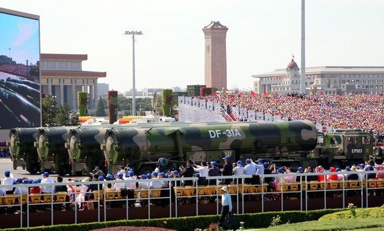 2015年、中国の戦勝記念軍事パレードで東風（DF）－31が通過している。青瓦台写真記者団