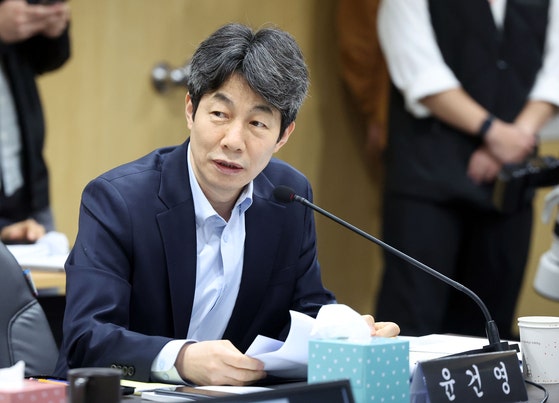 尹建永（ユン・ゴンヨン）共に民主党議員