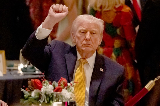 トランプ米大統領が24日、米フロリダ州パームビーチで開かれたクリスマスイブの夕食会に参加し拳を振り上げている。［写真 AP＝聯合ニュース］