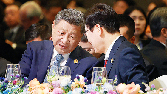 韓国の李在明（イ・ジェミョン）大統領が10月31日、慶尚北道慶州市（キョンサンブクド・キョンジュシ）のラハンセレクトホテルで開かれた2025年アジア太平洋経済協力（APEC）首脳会議のガラ晩餐会で、中国の習近平国家主席と対話している。聯合ニュース
