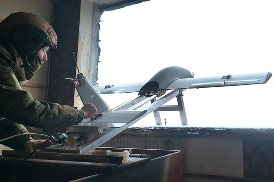 27日（現地時間）、ロシア国防省が公開した写真には、ロシア軍兵士がウクライナ側に向けてドローンを発射する様子が写っている。［AP＝聯合ニュース］