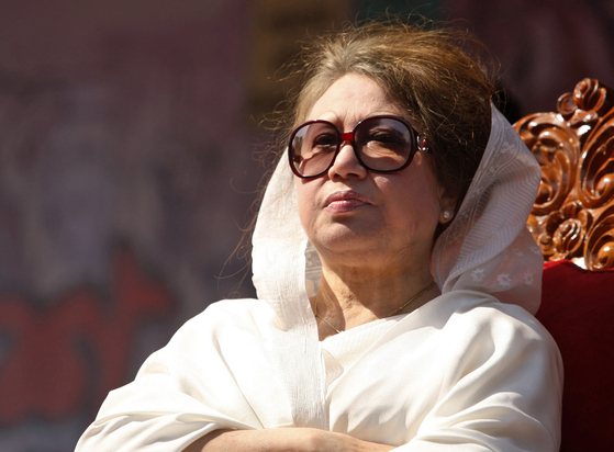 バングラデシュ初の女性首相であり、バングラデシュ民族主義党（BNP）の代表を務めたカレダ・ジア元首相が30日（現地時間）に死去した。写真は、2012年3月12日、バングラデシュ・ダッカのパルタンで開かれたBNP集会に出席したジア元首相の姿。［EPA＝聯合ニュース］