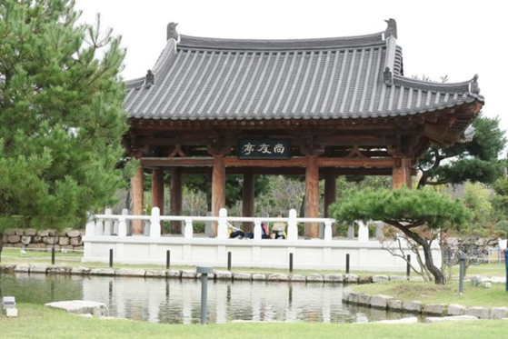 10月29日、山東省青島港に停泊している韓国仁川（インチョン）行きの貨物船。新華社通信