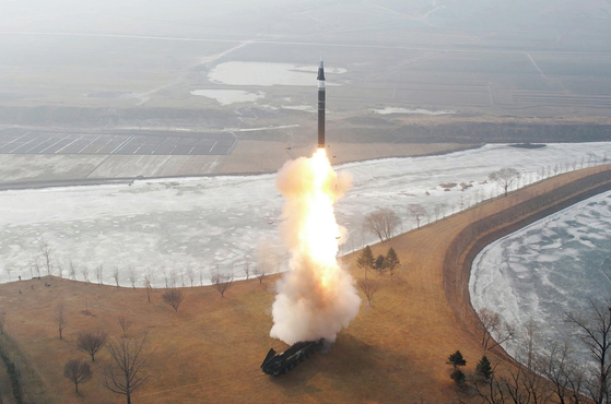 北朝鮮労働党機関紙の労働新聞が昨年1月6日に新型極超音速中長距離弾道ミサイル試験発射を成功裏に進めたとして公開した写真。［写真 聯合ニュース］