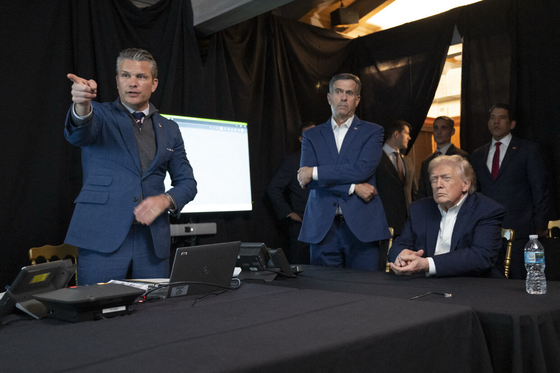 トランプ米大統領（右側）が3日に自身のSNSトゥルースソーシャルに投稿した写真。米フロリダ州マールアラーゴに設けられた状況室でベネズエラのマドゥロ大統領の逮捕・強制連行作戦をモニターを通じて見守っている。左からヘグセス国防長官、ラトクリフCIA長官、トランプ大統領。［写真 AFP＝聯合ニュース］